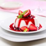 Joghurt-Panna-cotta mit Basilikum und Erdbeeren